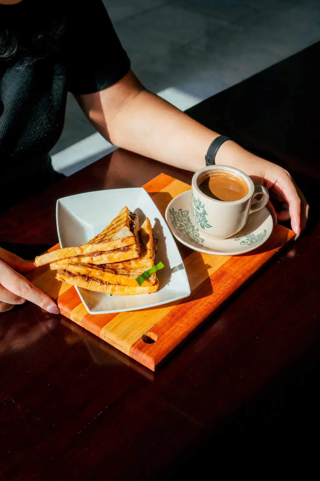Kopi susu dingin dan roti hangat untuk menu Pernah Dekat